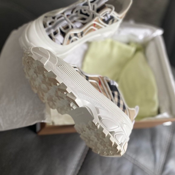 Burberry Sneakers - Picture 4 of 5